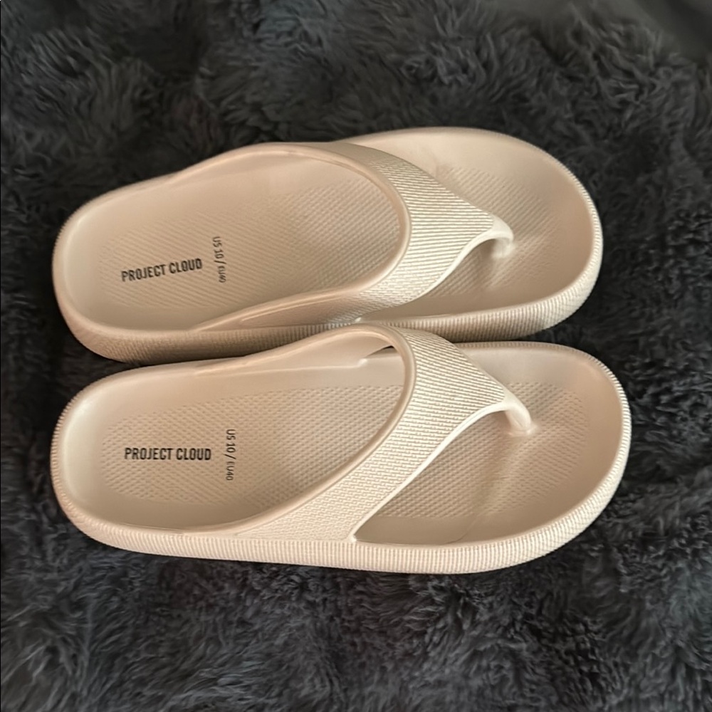 Cream Cushioned Sole Sandals with Y-Strap Design